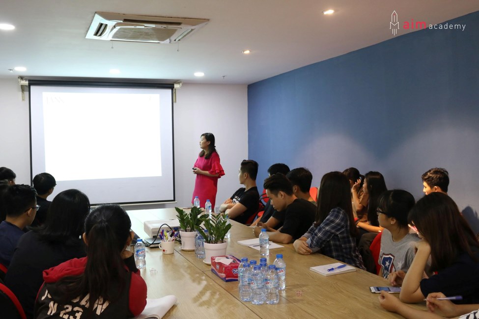 Chị Huyền Trương – Account Director của Webtretho đang giới thiệu mô hình hoạt động của công ty