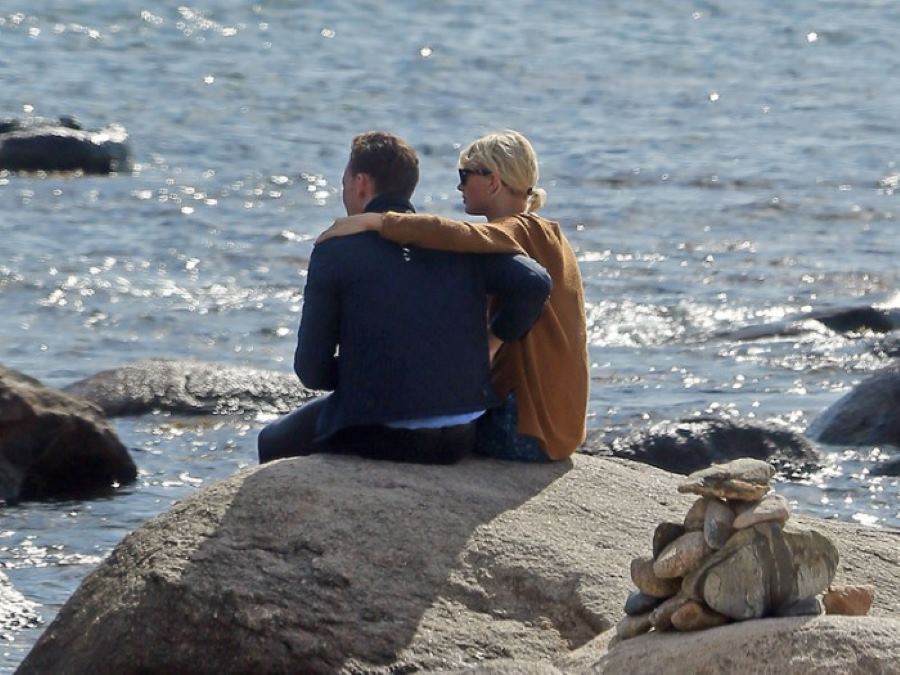 bài học 6: đánh lạc hướng dư luận. Taylor và Tom Hiddleston đang tán tỉnh nhau trên bãi biển Rhode Island