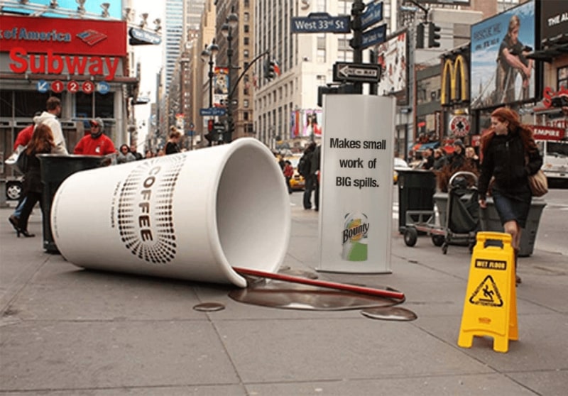 Hãng Bounty marketing khăn giấy - đặt ly cà phê bị đổ với kích thước khổng lồ trên đường phố
