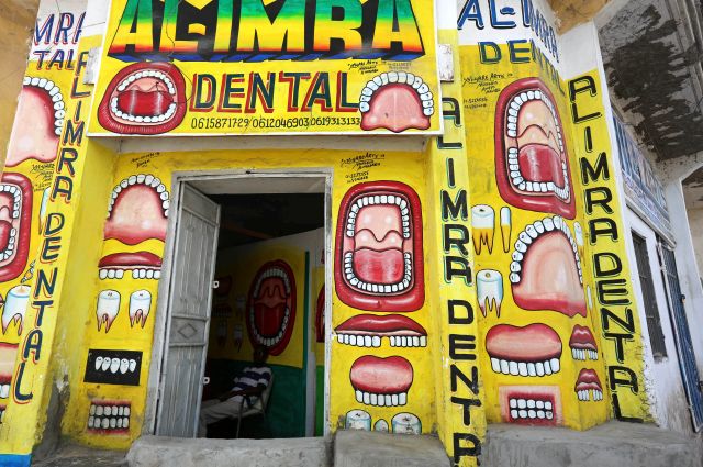 chiến thuật marketing du kích - Outdoor Guerrilla Marketing vẽ hình Graffiti vui nhộn nhiều màu sắc về những dental