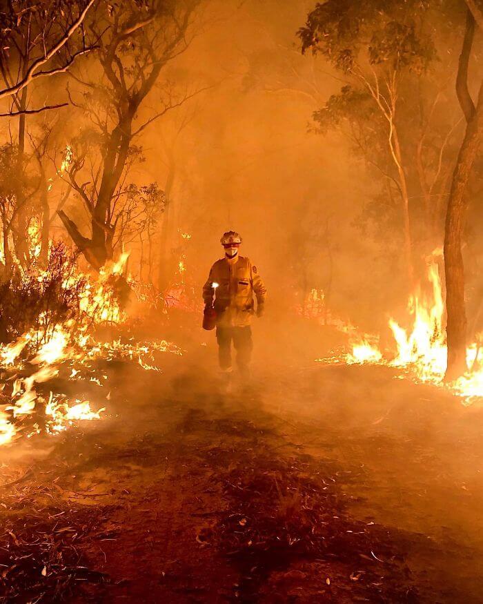 hình ảnh chú lính cứu hỏa dũng cảm trong đám cháy lớn ở Úc