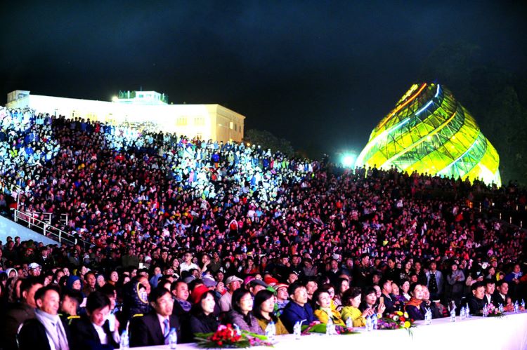 Hơn 10.000 khán giả có mặt tại đêm nhạc để tưởng nhớ cố nhạc sĩ tài hoa.