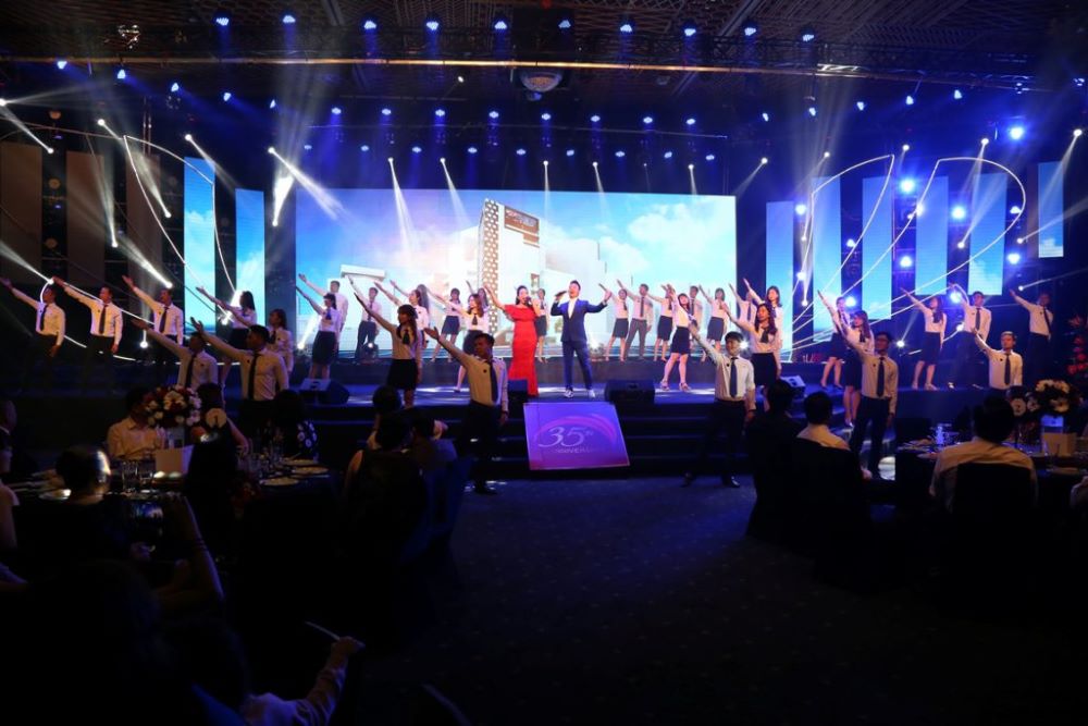 Sân khấu hoành tráng của Lễ kỷ niệm với sự tham gia của các quan chức hàng đầu Việt Nam
