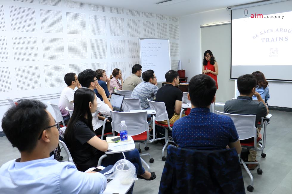 Chị Ngọc – chuyên gia Strategic Planner đóng góp và chia sẻ quan điểm trên các bài thuyết trình của mỗi nhóm
