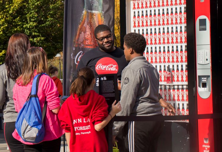 Máy bán hàng tự động của Cocacola được có mặt hầu hết khắp mọi nơi