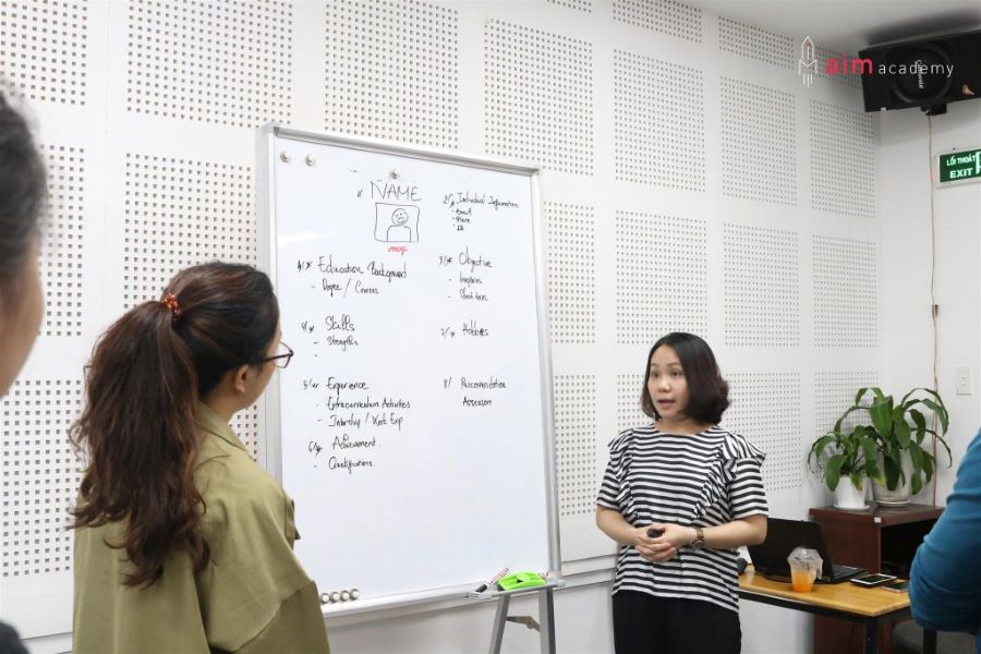 chị Bích Trân  – Associate Director – Nielsen Việt Nam, giảng viên lớp Soft Skills  chia sẻ trước - trong - sau phỏng vấn cần làm những gì