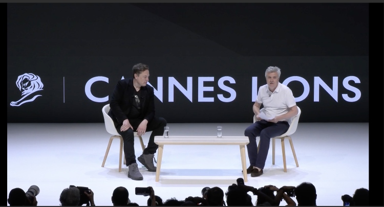 Elon Musk và Mark Read tại buổi trò chuyện trong khuôn khổ Cannes Lions 2024