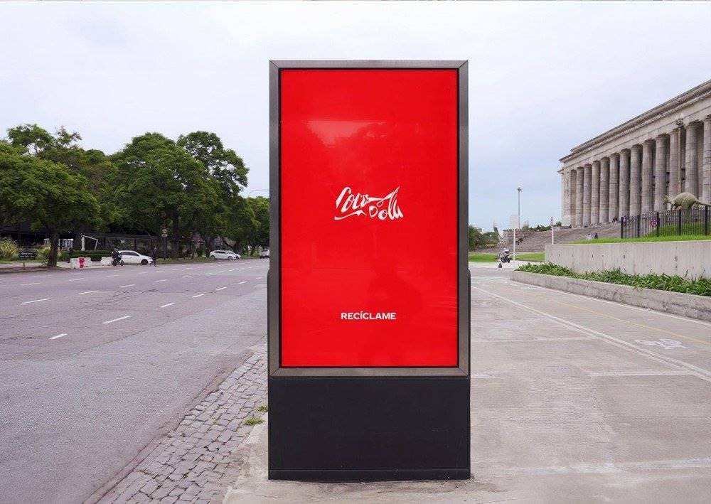 Print ad ngoài trời của Coca-Cola cho chiến dịch 'Recycle me'