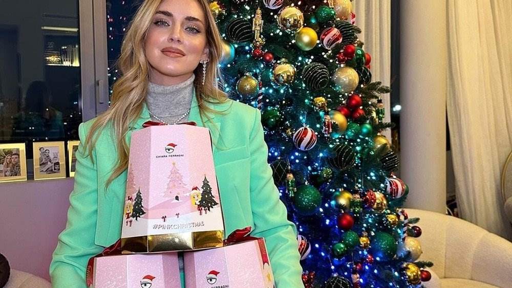 Chiara Ferragni đã bị phạt 1,075 triệu euro vì tuyên bố sai sự thật rằng doanh thu từ bánh pandoro màu hồng của cô hợp tác với nhà sản xuất bánh Balocco sẽ được dùng để tài trợ cho một bệnh viện nhi ở Turin