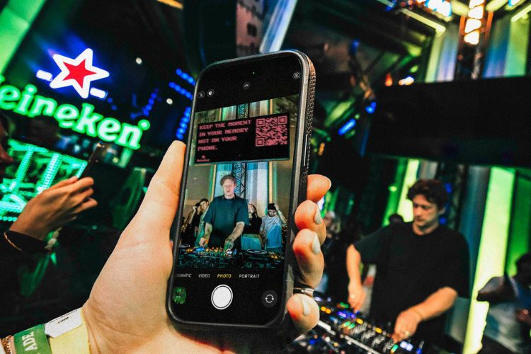 Heineken đã ra mắt ứng dụng The Boring Mode giúp đưa smartphone bạn thành “cục gạch”